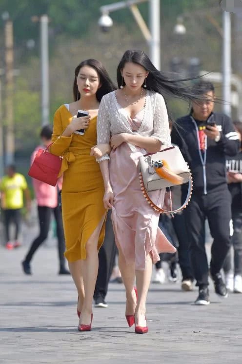 两小姐姐性感迷人出街，一个是阆苑仙葩，一个是美玉无瑕