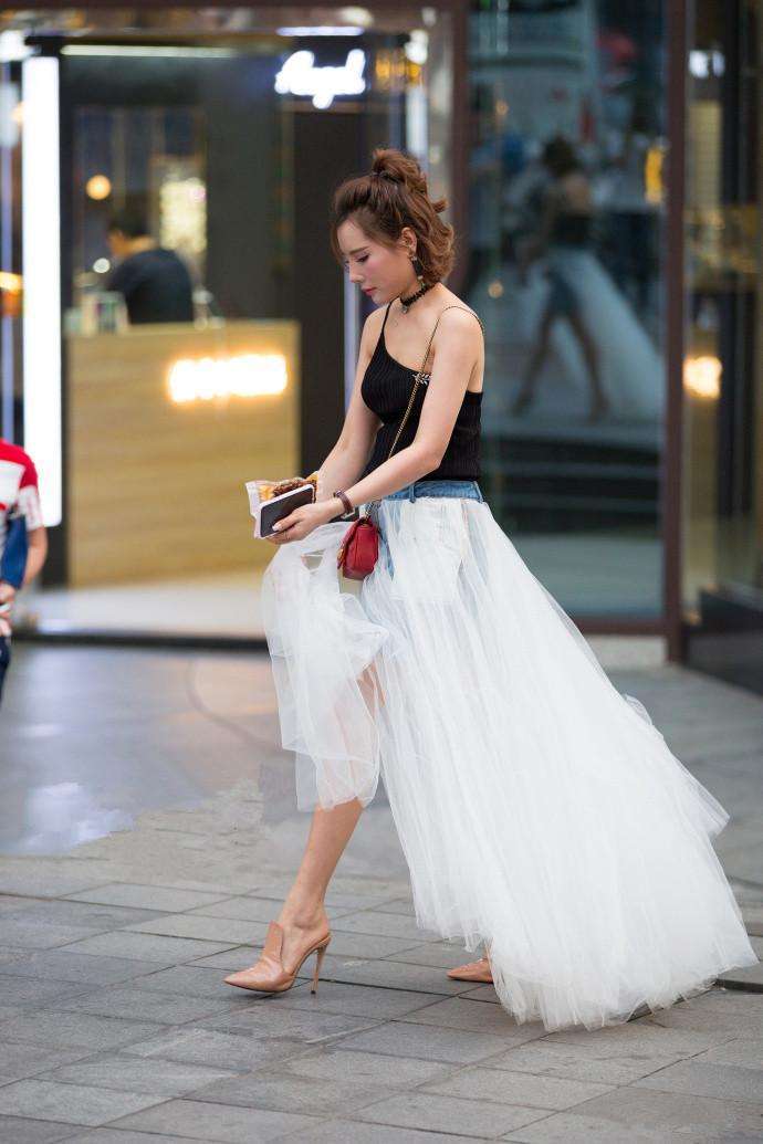 重庆街拍, 气质美女注重个人形象, 美丽大方, 释放成熟女性的魅力