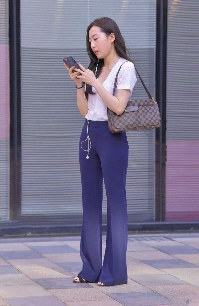 街拍:小姐姐衬衫裙的长度刚刚好，让人一见倾心的美