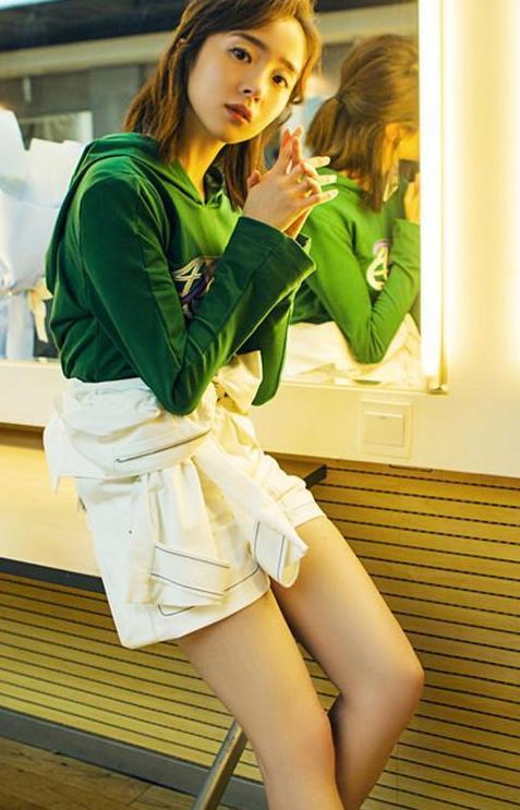 胡冰卿豁出去了！内衣外只穿一件开到肚脐的衬衫，网友：咋红的？