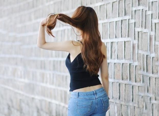 长腿小姐姐搭配紧身牛仔裤，那视觉感!没的说