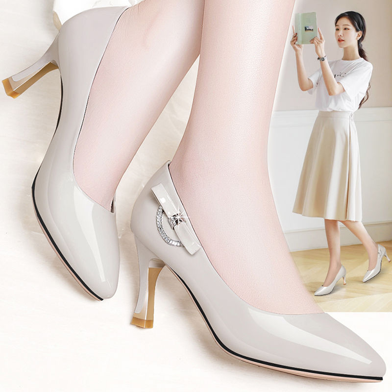 过了25岁的你，别穿小白鞋乱蹦了，该穿上高跟鞋走出优雅的步伐