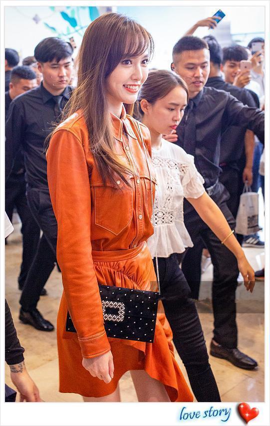 当唐嫣与李嘉欣同穿橘色皮裙，网友：终于见识到高级脸的最高形式