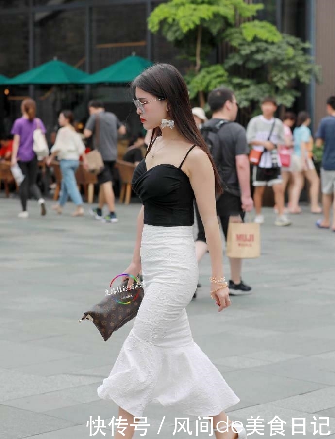  [美人鱼]街拍：穿鱼尾裙的美女，是夏日里的“美人鱼”