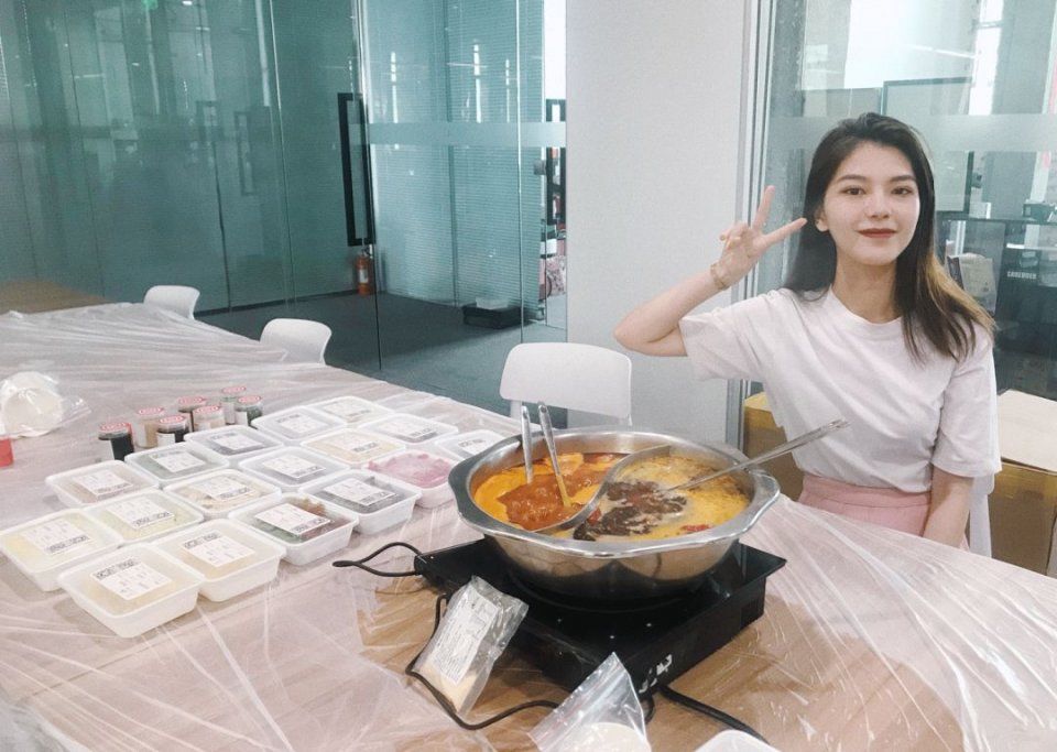 为了试出吃火锅都不掉色的唇膏，我们真的吃了顿火锅!