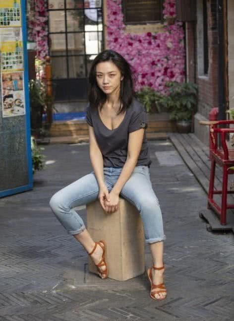 39岁汤唯素颜出镜，满脸雀斑肤色暗沉，网友:不美但是很有味道