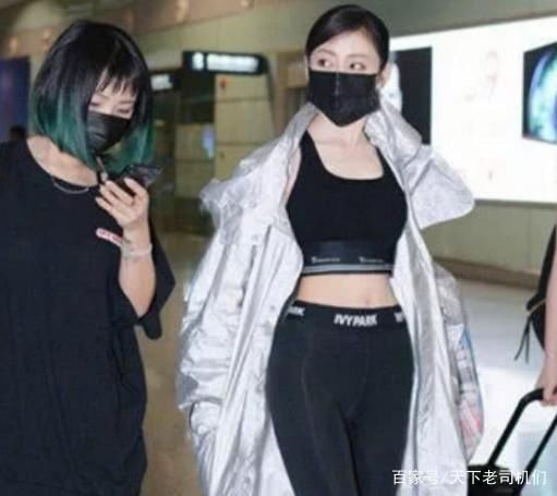 张天爱的“新时尚”！下身只穿黑色裤袜就出门了，网友：太奔放！