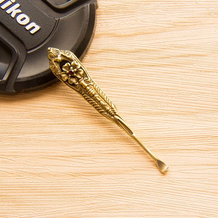 老公说:少抽两盒中华烟，也要买下这黄铜小物，看上去帅的不得了