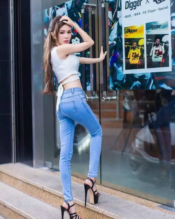 路人街拍，大花连衣开叉裙小姐姐，成熟又有魅力