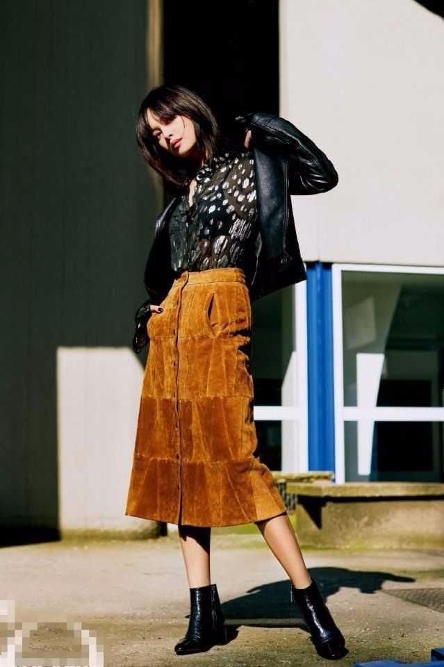 辛芷蕾不愧是高级脸代表，一件脏橘色裙也能穿出别样美感！