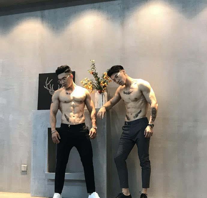 爱健身的大长腿，拥有一张明星脸，胸肌腹肌人鱼线全都有