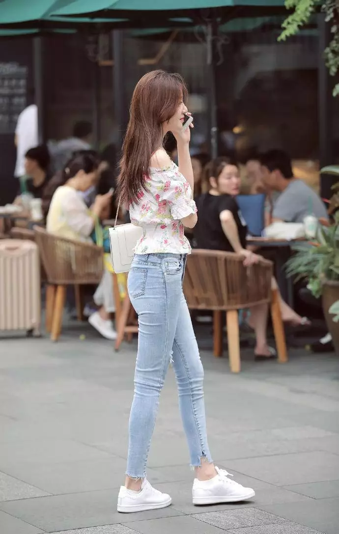 街拍：小姐姐精致的打扮完美展示了曲线身姿，特别有魅力！