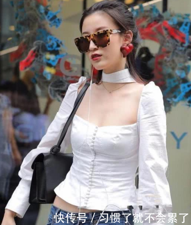 有型又紧致的牛仔裤美女,“筷子腿”看起来够养眼, 舒适也吸睛