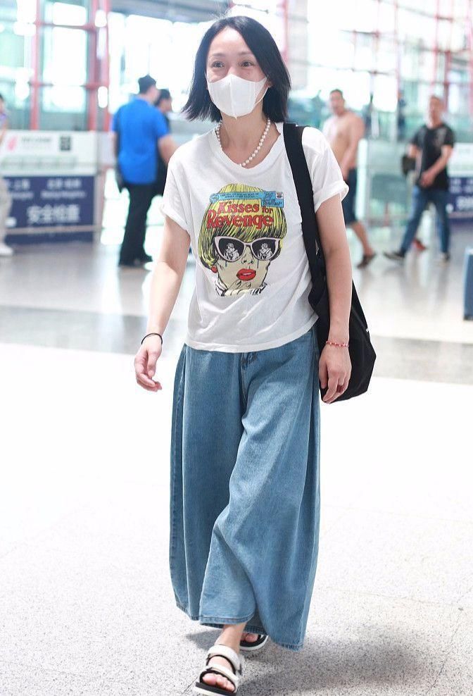 贾静雯来机场，一件白衬衫的打扮，和同龄的周迅真是两类人!