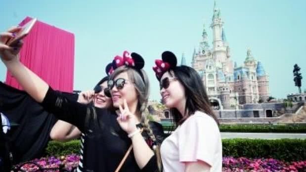 迪士尼最终开口了，对游客带食物表示客观认同，网友：终于低头了