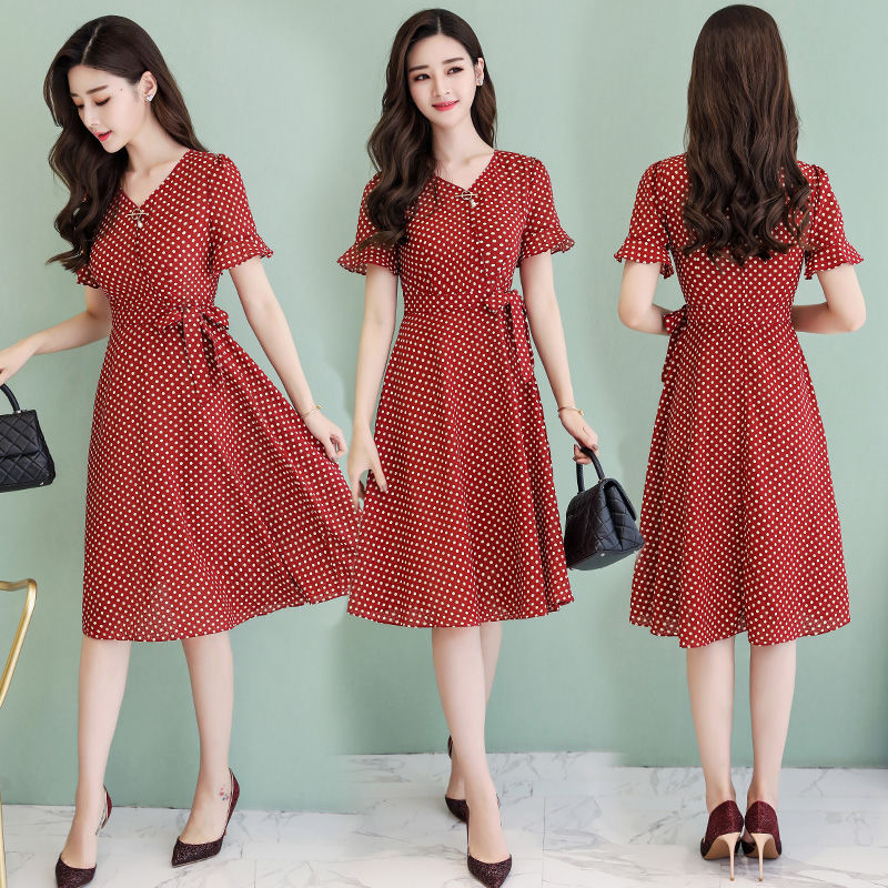 39岁的妈妈真没故意扮嫩，全靠减龄连衣裙，嫩的像20岁小姑娘