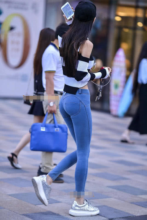 御姐紧身牛仔裤裹出弱柳扶风的蛮腰，修长的筷子腿吸睛无数