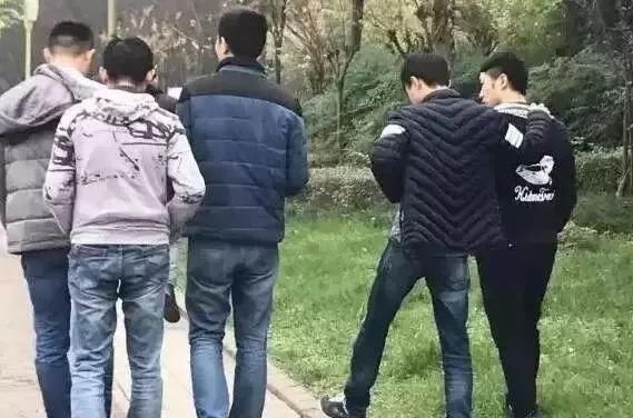  [千万别]身材微胖的女人,千万别穿这3种衣服,试试另外3种,更时髦显瘦