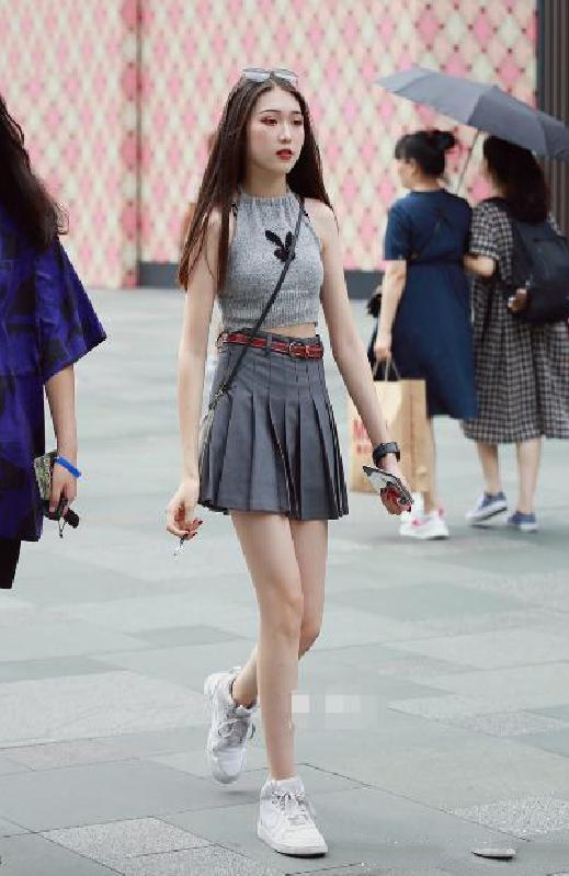 街拍：魅力四射的美女，一双性感热辣美腿撩人