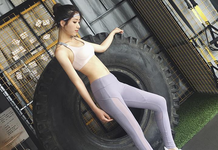 魅力十足的打底裤美女，彰显落落大方的气场，真漂亮