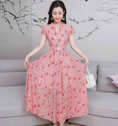 一股从大洋彼岸吹来的蕾丝风”席卷而来“,隐约蕾丝裙,当下正兴