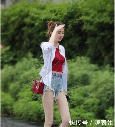  #双大长腿#高颜值小姐姐，穿搭破烂短热裤，秀出修长的美腿很迷人！