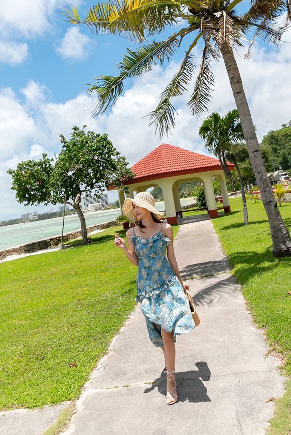 女神孙允珠，静谧海洋西西里蓝莓吊带长裙