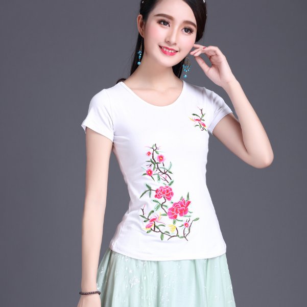 瞧瞧,这就是现在流行的民族风,你别说,穿起来更显年轻了