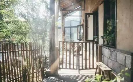 『小院』20多岁的年龄差距,却把一个破烂的农家小院变成了“桃花源”