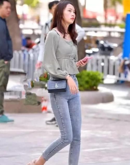 小姐姐■潮范儿女神来了,街拍:面带笑容的小姐姐,一件格子上衣配黑色短裤,时尚魅力气质