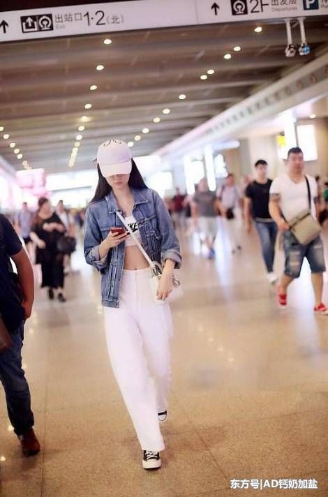 25岁乔欣真敢穿!牛仔外套里穿了一件运动内衣，网友:没马甲线