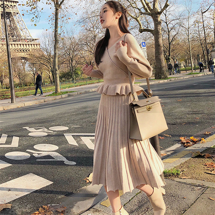 45岁妈妈不再连衣裙配高跟鞋，穿今年流行套装，邻居看了都说美