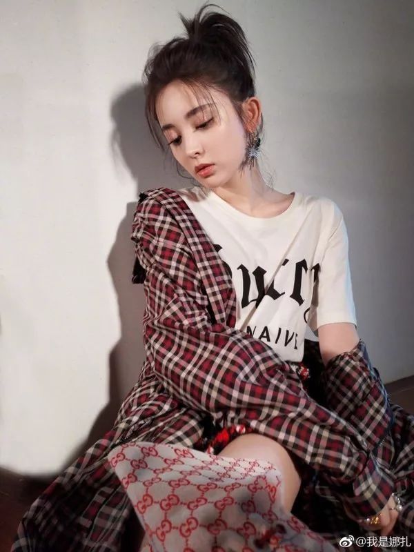 心痛| 娜扎这本发型教科书也踩雷了?这样扎丸子头简直自寻死路...