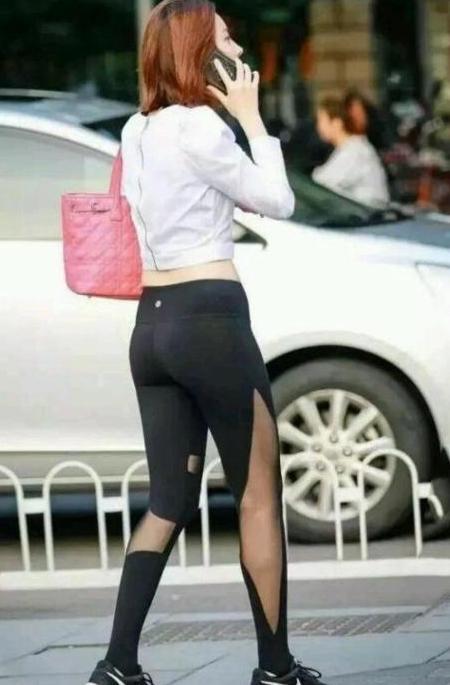 时尚帅气的打底裤小姐姐，个性又不失优雅感，让人眼前一亮！