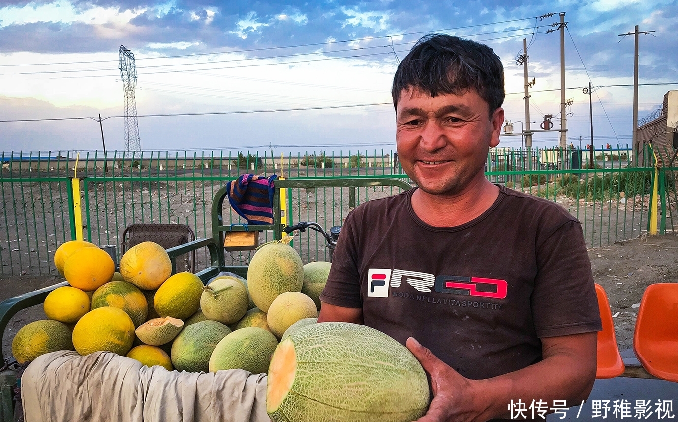 新疆大哥路边卖哈密瓜，1.5元一斤，吃完手上一层黏糊糊的东西