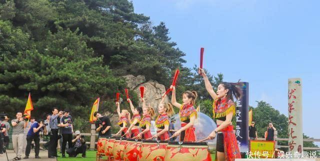 山东一5A景区怪景象,羊汤售价一元,游客坐在山洞里喝汤