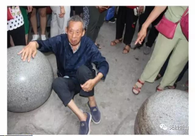 老人被撞却遭谣传碰瓷，如今他随身带着事故认定书……