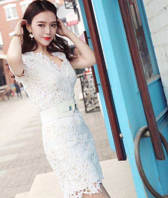 街拍：个性十足气质显眼的小姐姐，美丽动人很不一样！