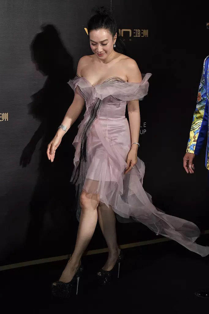 48岁钟丽缇真敢穿，身穿抹胸纱裙出席活动，惊艳全场!