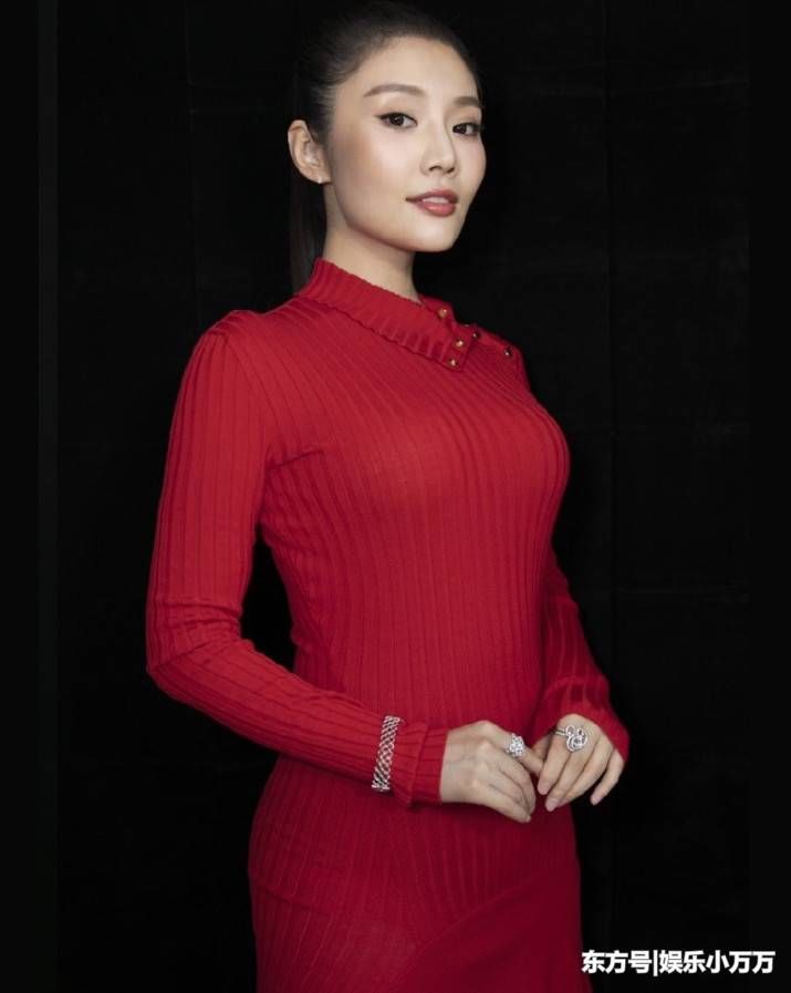 徐冬冬穿黑靴变“赤脚大仙”，重点却是脸，网友:以为是李小璐!