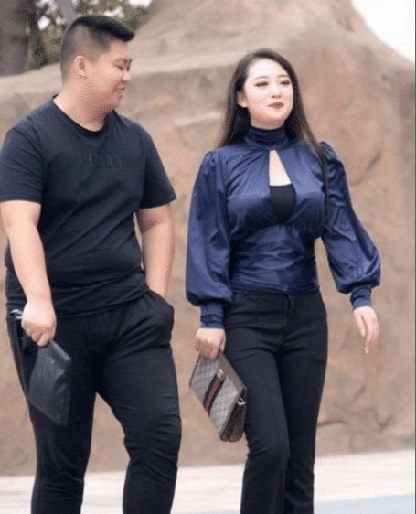 美女|20出头的“贵妇”女孩身着“宫廷感上衣”,气场强大似明星