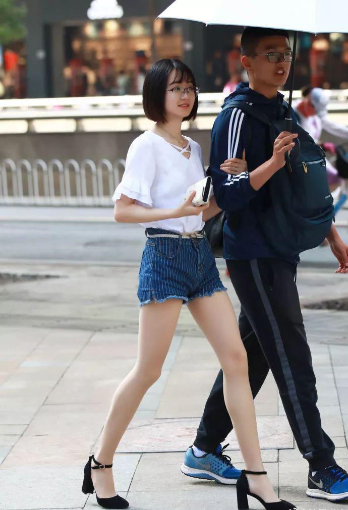 街拍：难得一见的长腿学生妹，眼镜男找的真准！