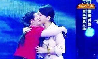 杨钰莹全家照，妈妈依旧很有魅力，回应谣言称：他是我的初恋