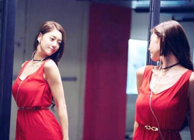 蕾丝穿出“妖气”的李成敏，聚财商务天成看了一眼难忘!