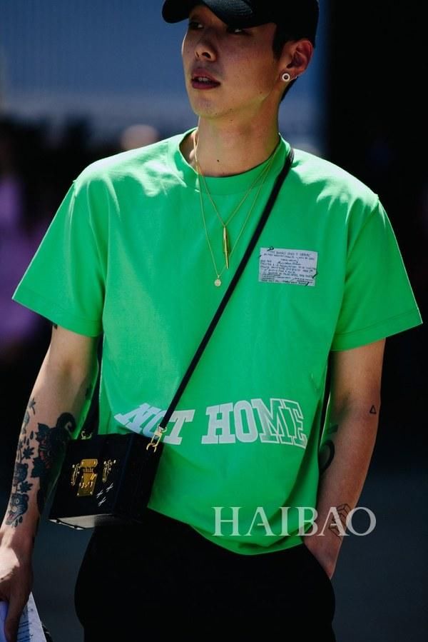 男生夏日扮酷指南！男装周型人秀场外街拍来示范：爱美不分性别，