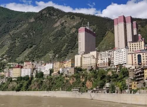 我国最“独特”城市,建在海拔3千米悬崖上,家家都是“江景房”