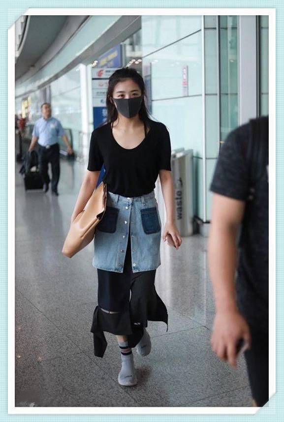 张含韵的时尚真难懂！不仅在长裙外套条短裙，还把袜子当鞋子穿！