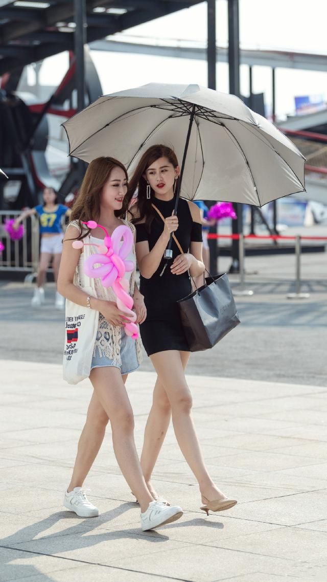 路人街拍，长的好看的女孩，整体的穿衣搭配总是很出色