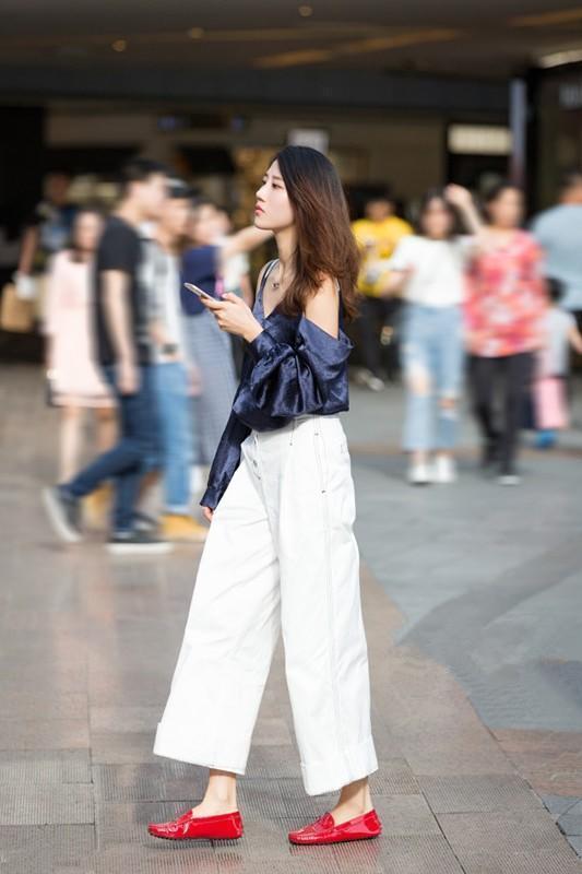 街拍：明艳光鲜的小姐姐，外表上轻松吸引众人的目光！