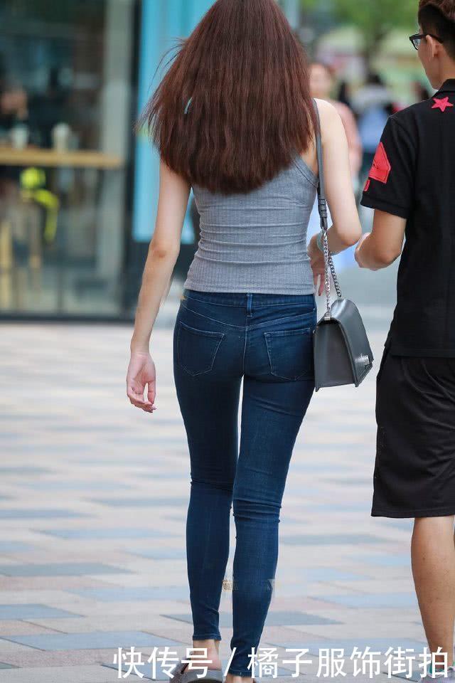 紧身牛仔裤，完美展现出你较好的身姿，彰显时尚女神的气质！